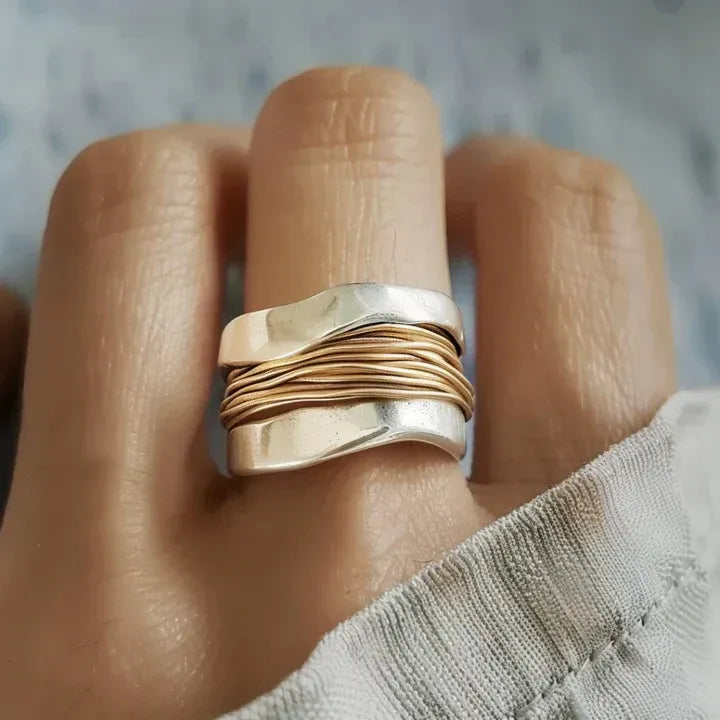 Bague Argentée avec Fils Dorés – Élégance et Raffinement - Claire