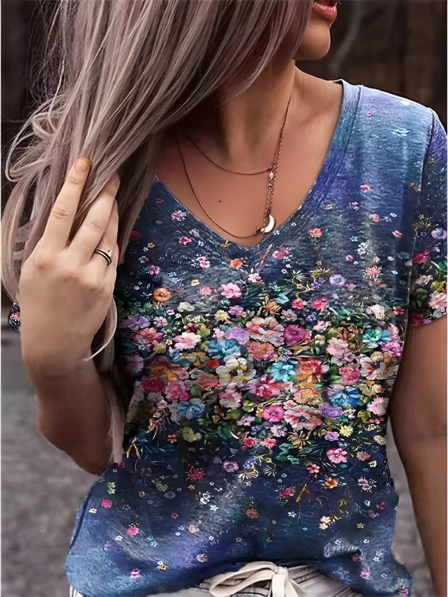 Emilia | T-shirt Décontracté À Col En V Et Imprimé Floral Pour Femmes