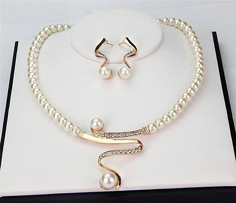 Set Collier et Boucles d'Oreilles en Perles Naturelles – Élégance et Raffinement - Claire