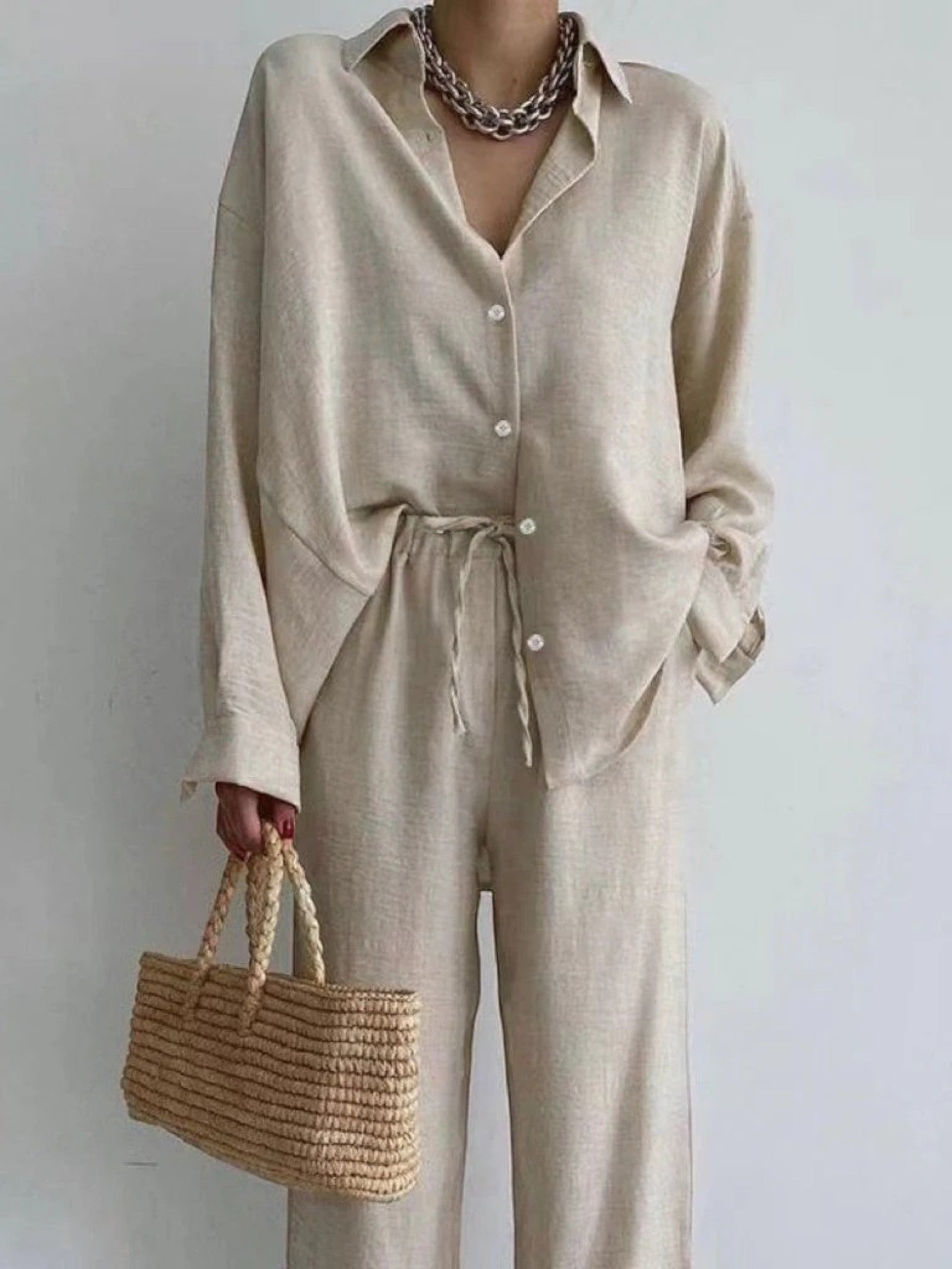 Linnen-set-met-blouse-en-broek-met-wijde-pijpen-1_1b3a1d57-3be0-4de0-a848-827f5df1f919-Photoroom.jpg