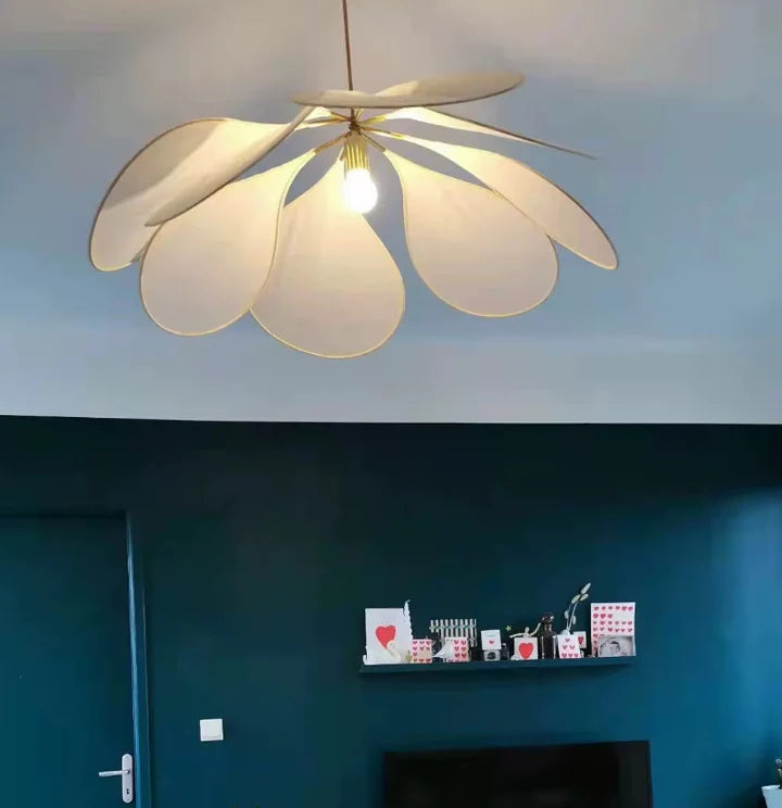 Lustre Pétale - Suspension Lumineuse Élégante