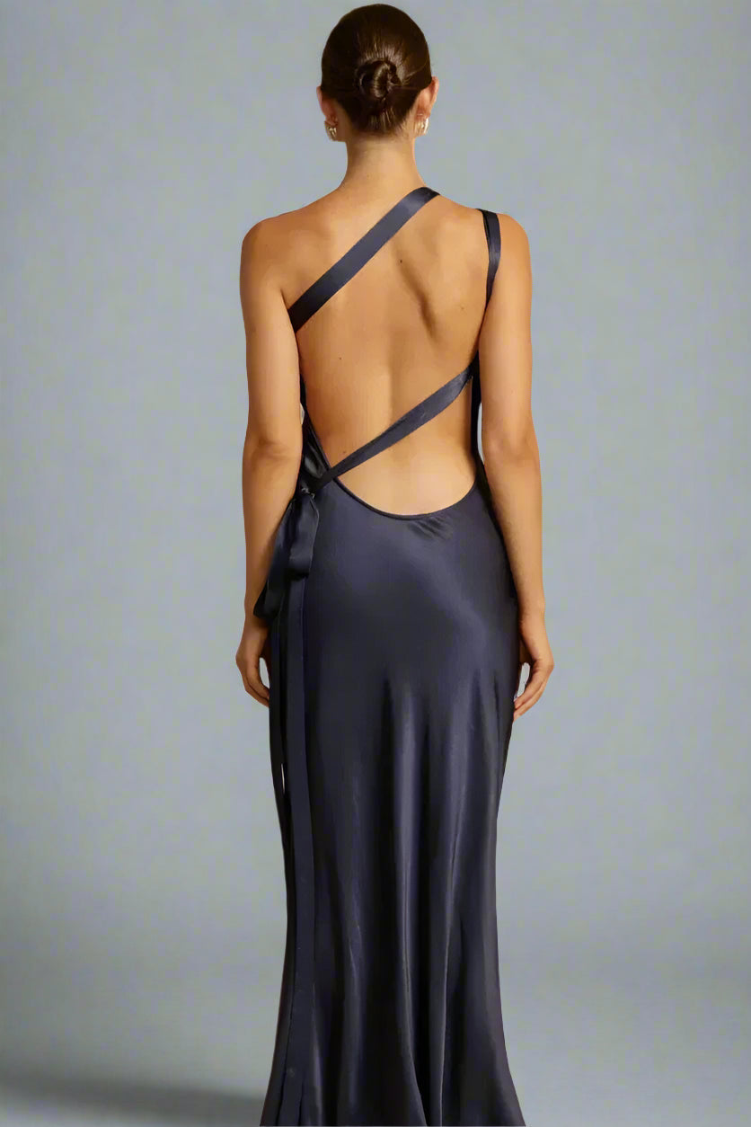 Robe de Soirée en Satin à Épaule Dénudée – Éléganza