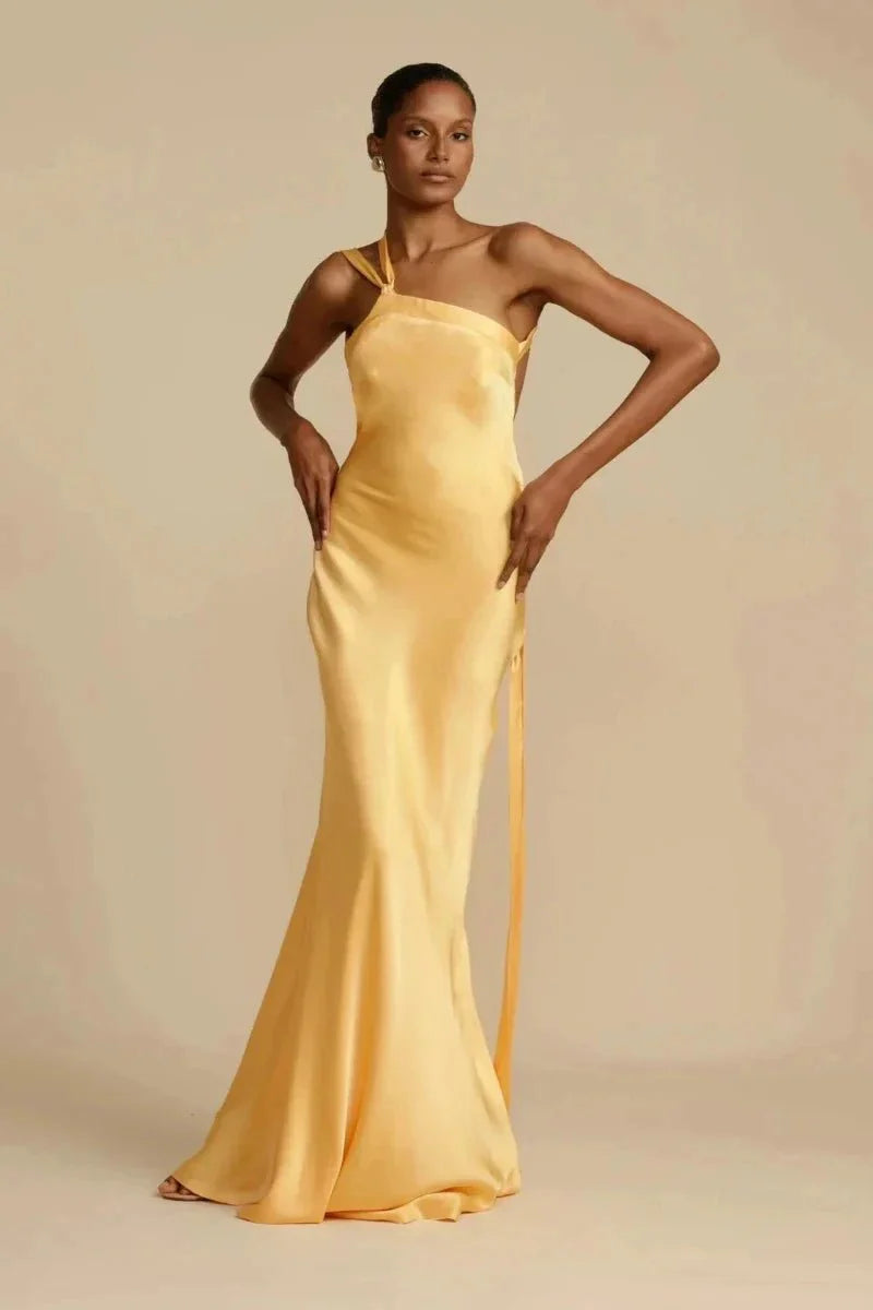 Robe de Soirée en Satin à Épaule Dénudée – Éléganza