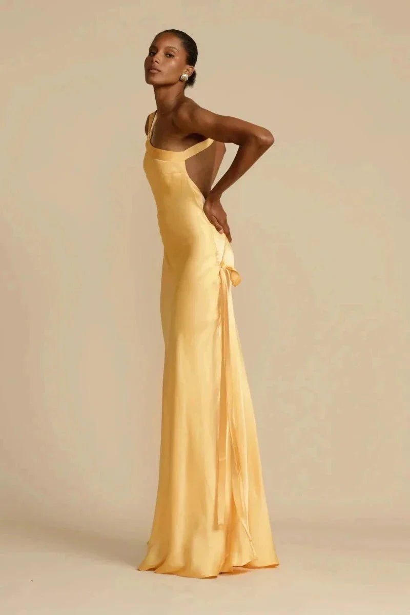 Robe de Soirée en Satin à Épaule Dénudée – Éléganza