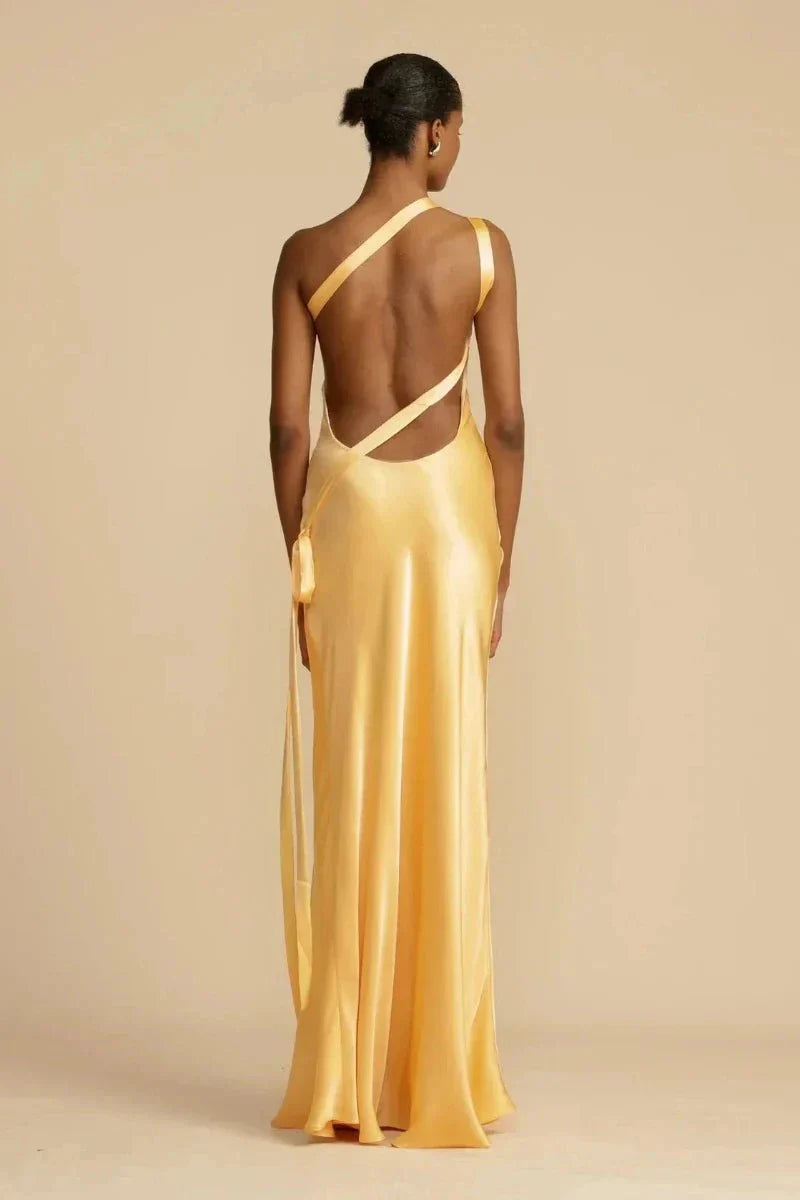 Robe de Soirée en Satin à Épaule Dénudée – Éléganza