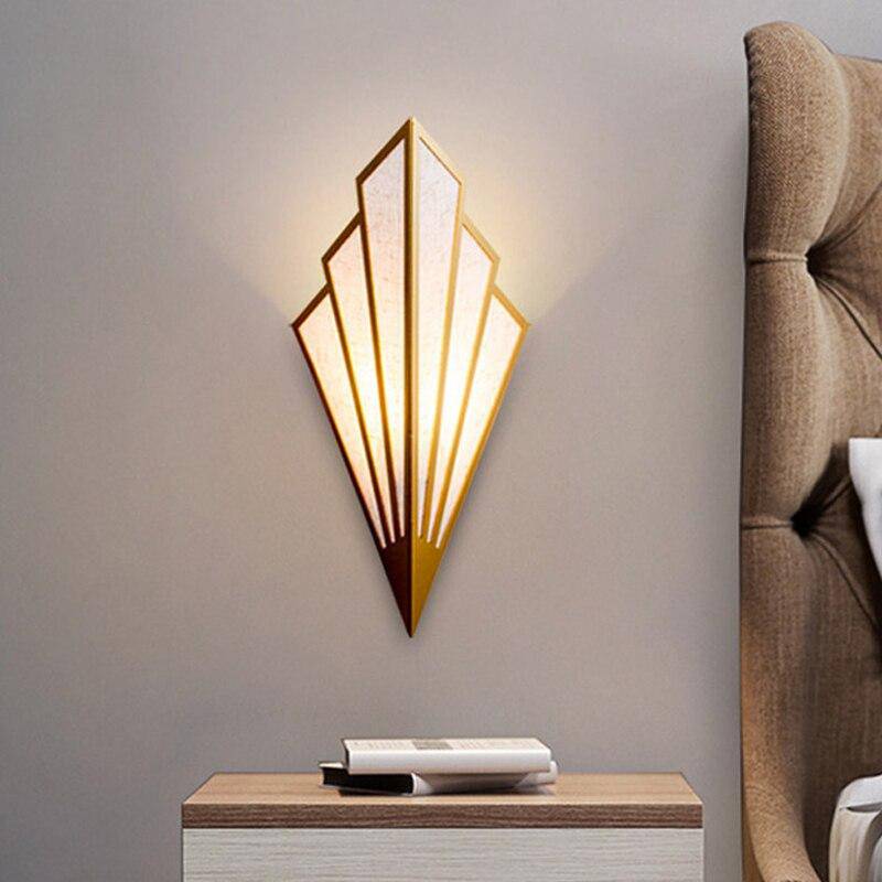 Applique Murale LED Triangulaire – Design Moderne en Métal Coloré