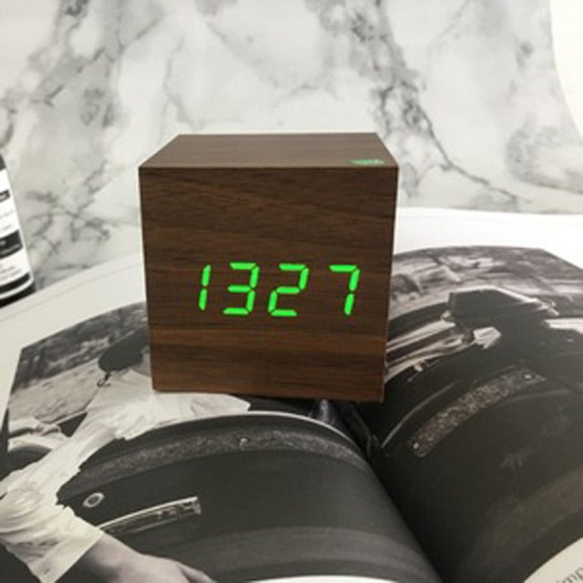 Réveil Numérique LED Minimaliste avec Commande Vocale – EchoTime